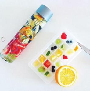 une-bouteille-de-voss-aux-fruits