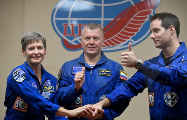 648x415_astronaute-americaine-peggy-whitson-cosmonaute-russe-oleg-novitsky-astronaute-francais-thomas-pesquet-posent-lors-conference-presse-cosmodrome-baikono